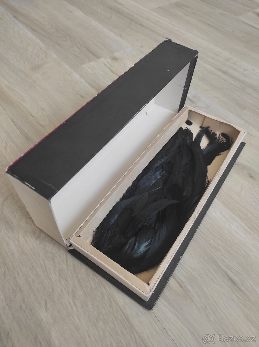 Starožitné ručně vyšívané dečky, broušená mísa, vějíř - 16