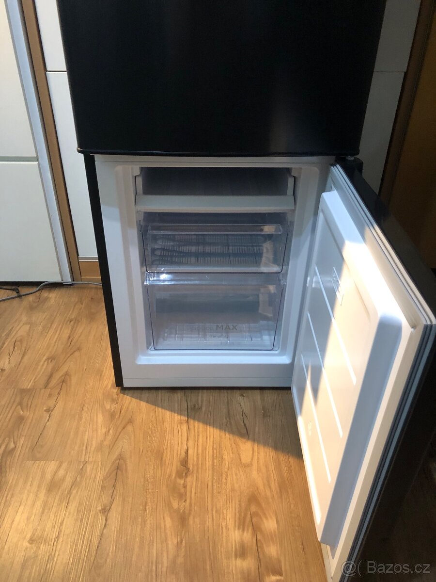 Malá lednice s mrazákem Siguro BF-c241y zánovní - 16