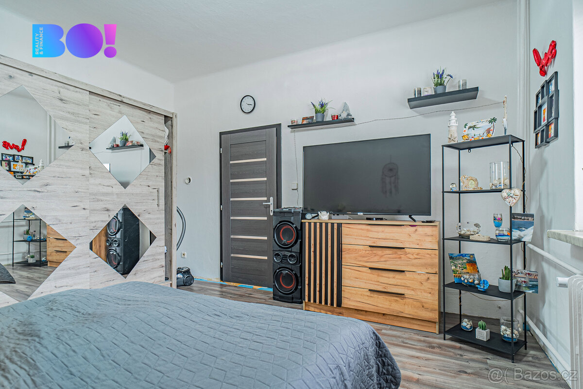 Vícegenerační rodinný dům se třemi bytovými jednotkami – Kar - 16