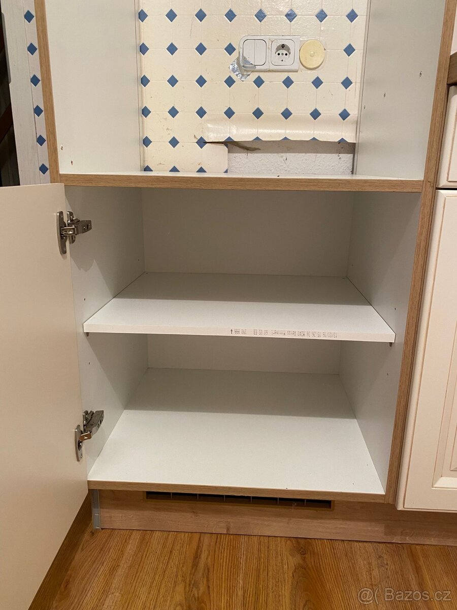 Moderní kuchyňská linka bez spotřebičů - 16