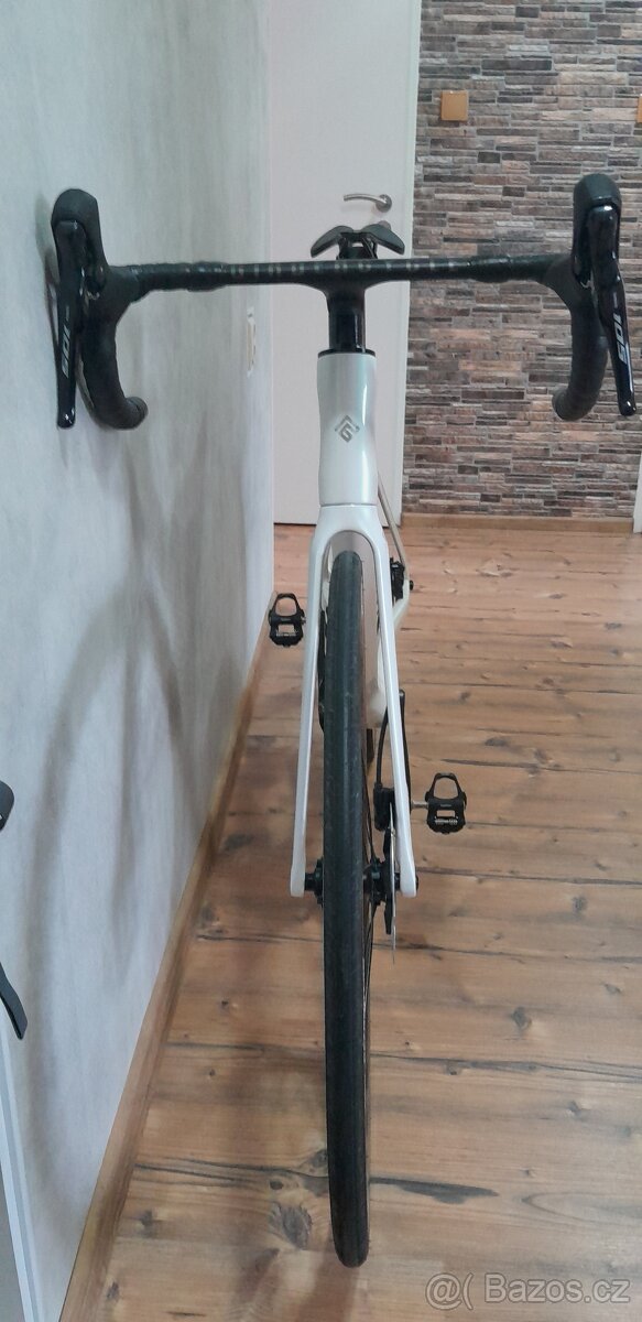 Celokarbonové silniční kolo - 16