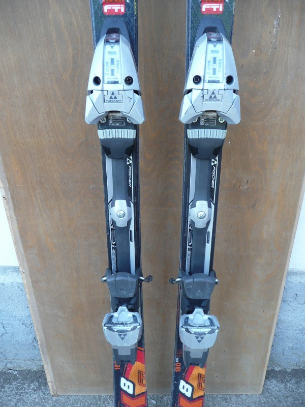 Tři páry značkových lyží - 16