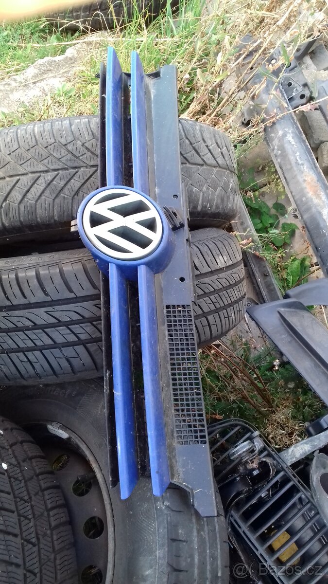 VW Volkswagen Golf 4 přední maska mezi světla - 16