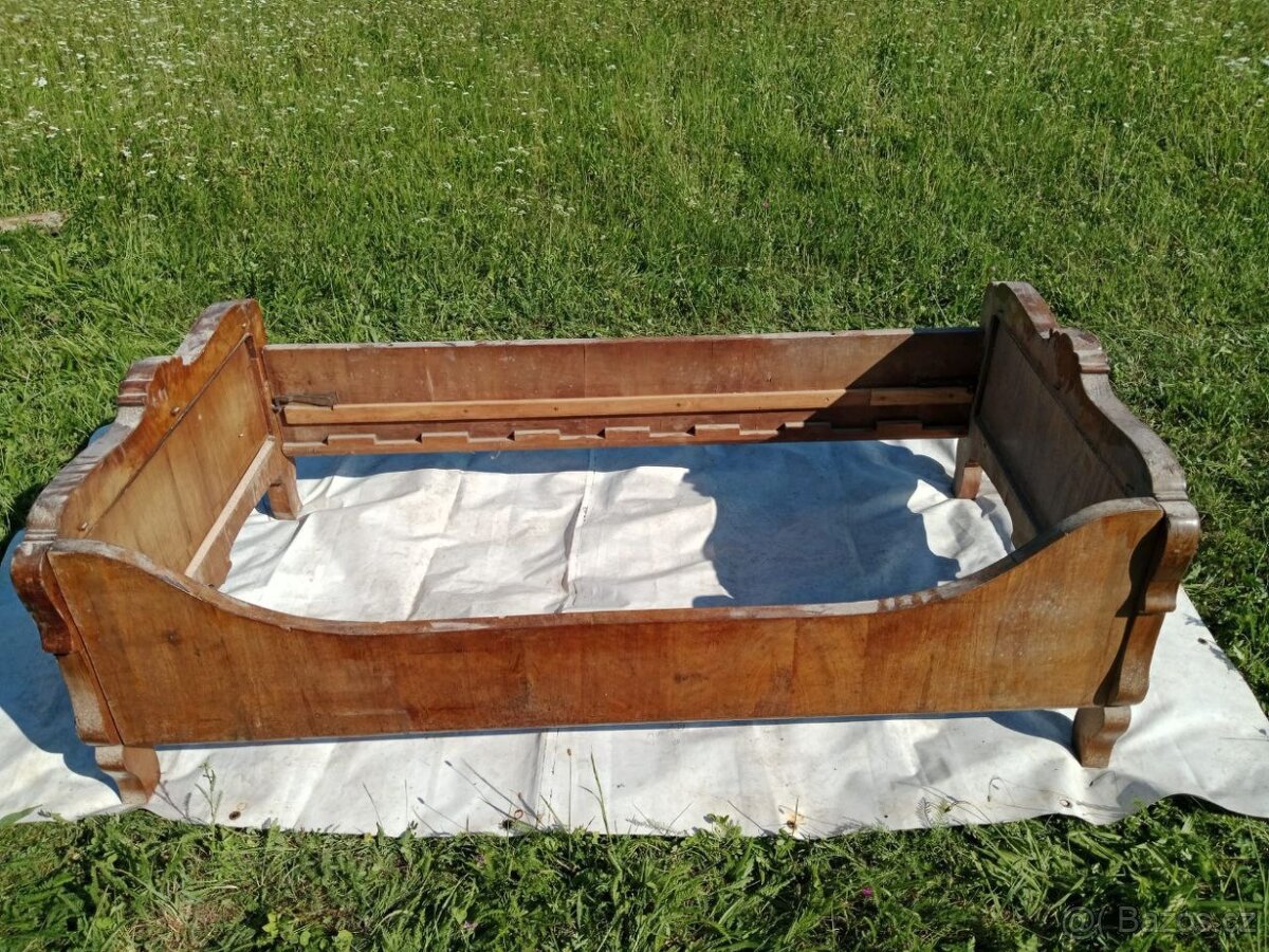 Válendy, skříňky, postele, staroýitmé postele po prababičce - 16