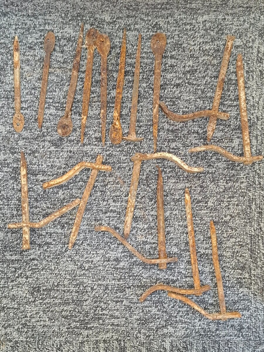 Šroubení vodovodní fitinky + skoby zednické - 16