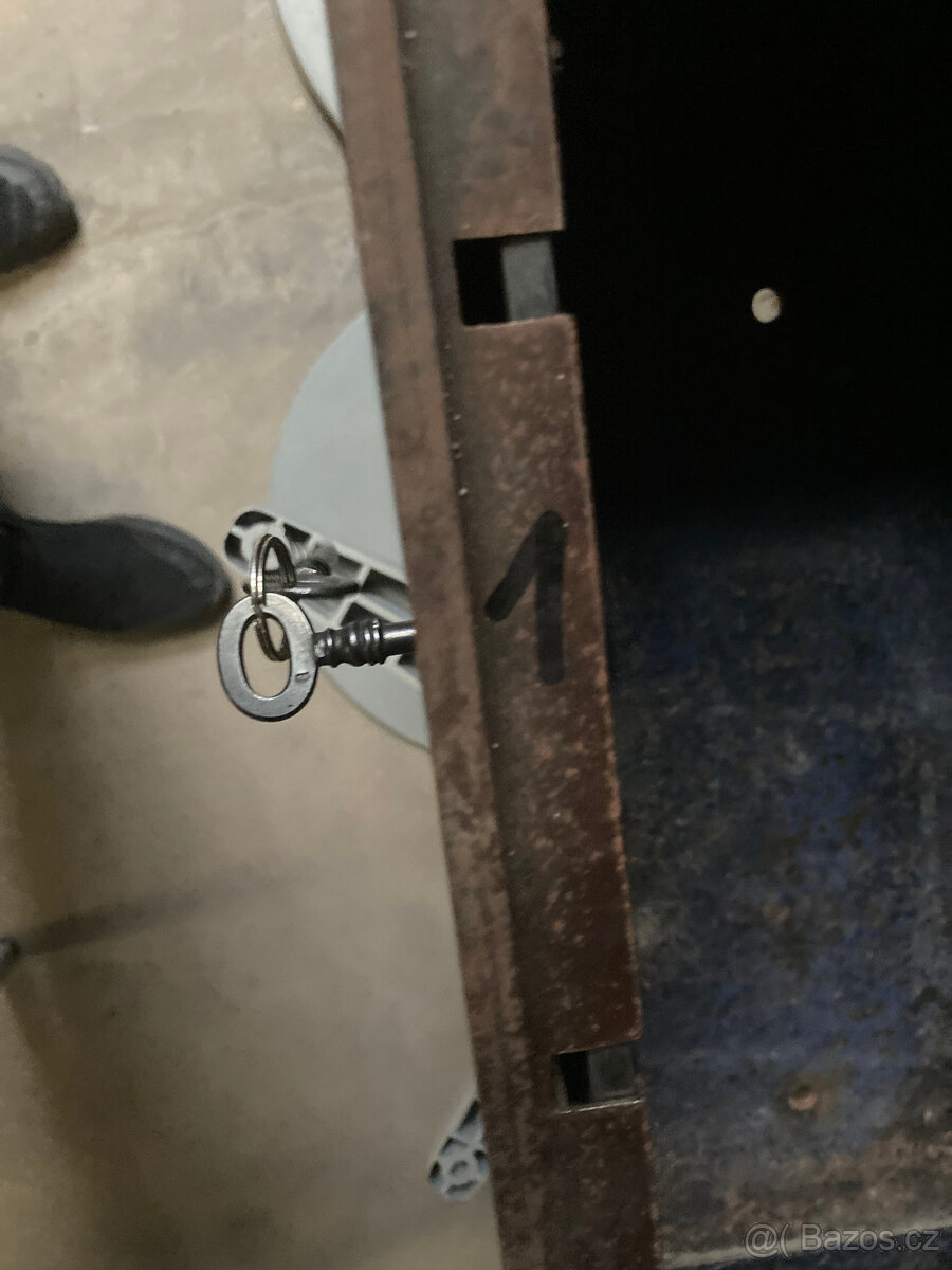 Truhla kovová starožitná, trezor, pokladna 10.000 kč - 16