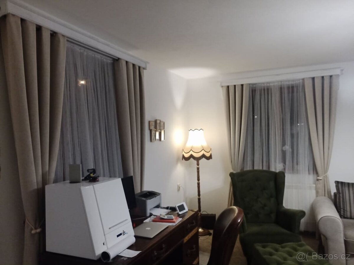 Dřevěná garnýž z masivu s policí na míru. - 16