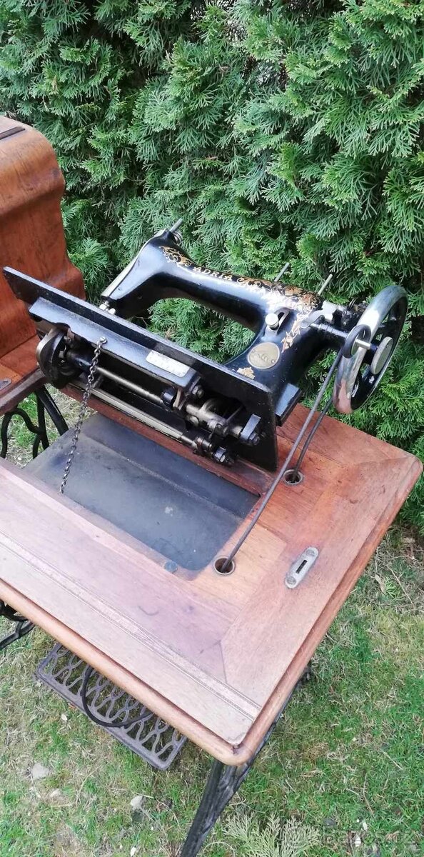 Šicí stroj ADRIA - 16