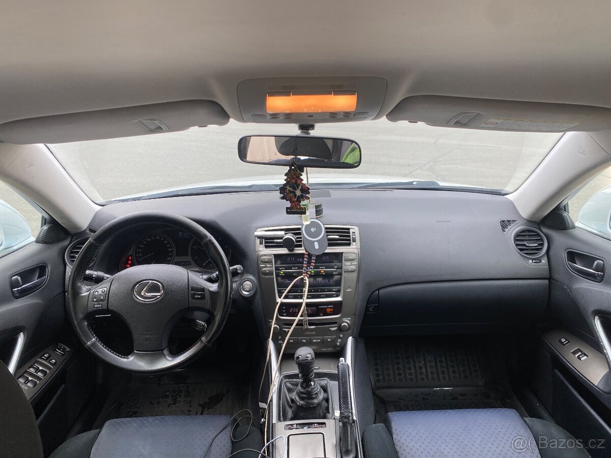 Lexus IS220D rok 2011 - 16