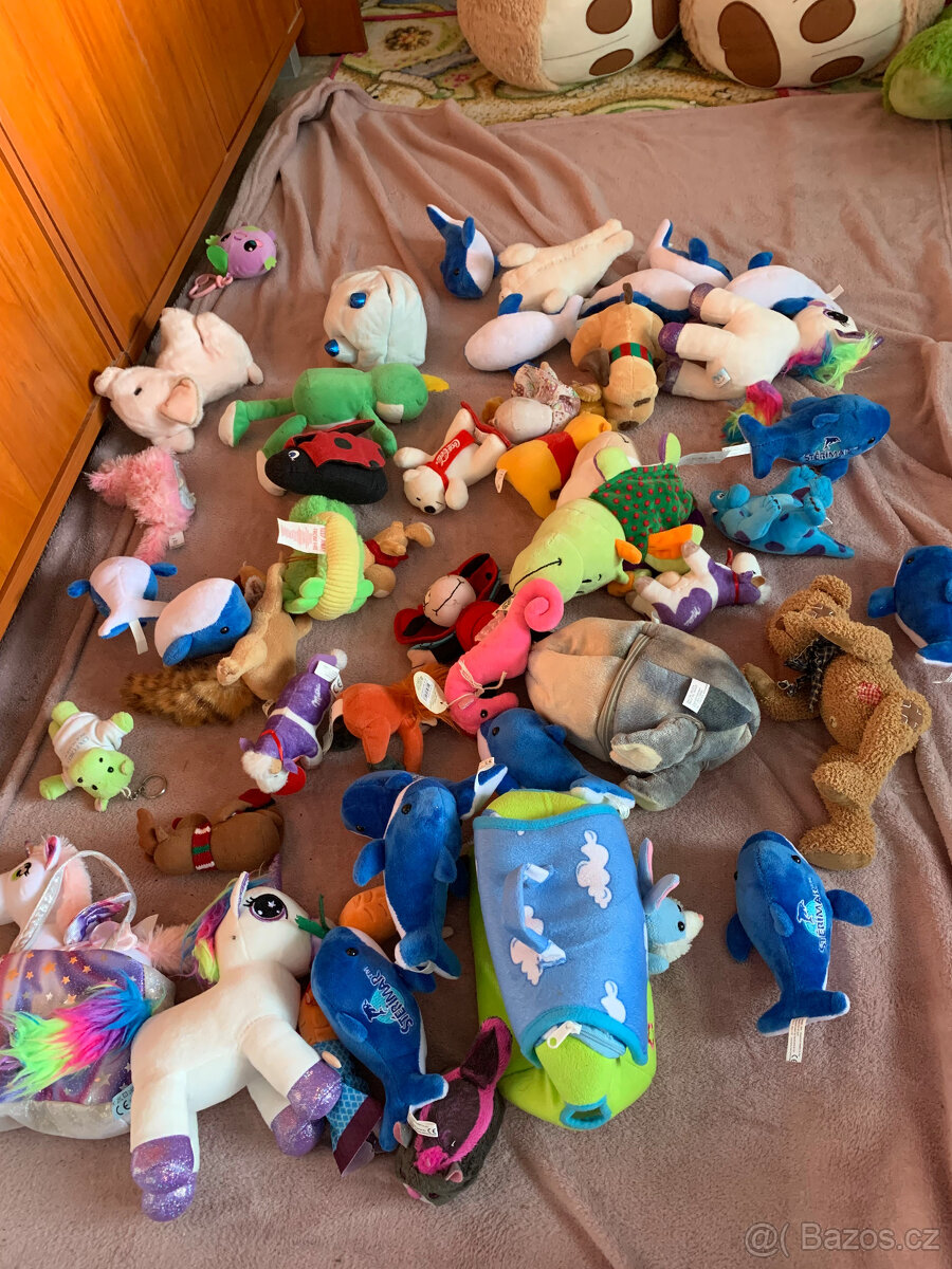 Sbírka plyšáků - přes 400 kusů, dále set Furby 2005 - 16