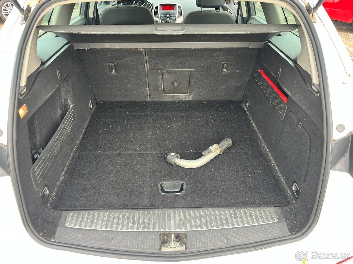 Opel Astra J 1,6 Turbo 180k, 2011, 1. MAJ.ČR, VADA MOTORU - 16