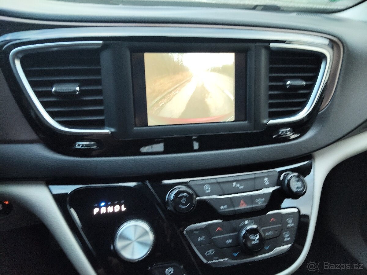 Chrysler Pacifica - 16