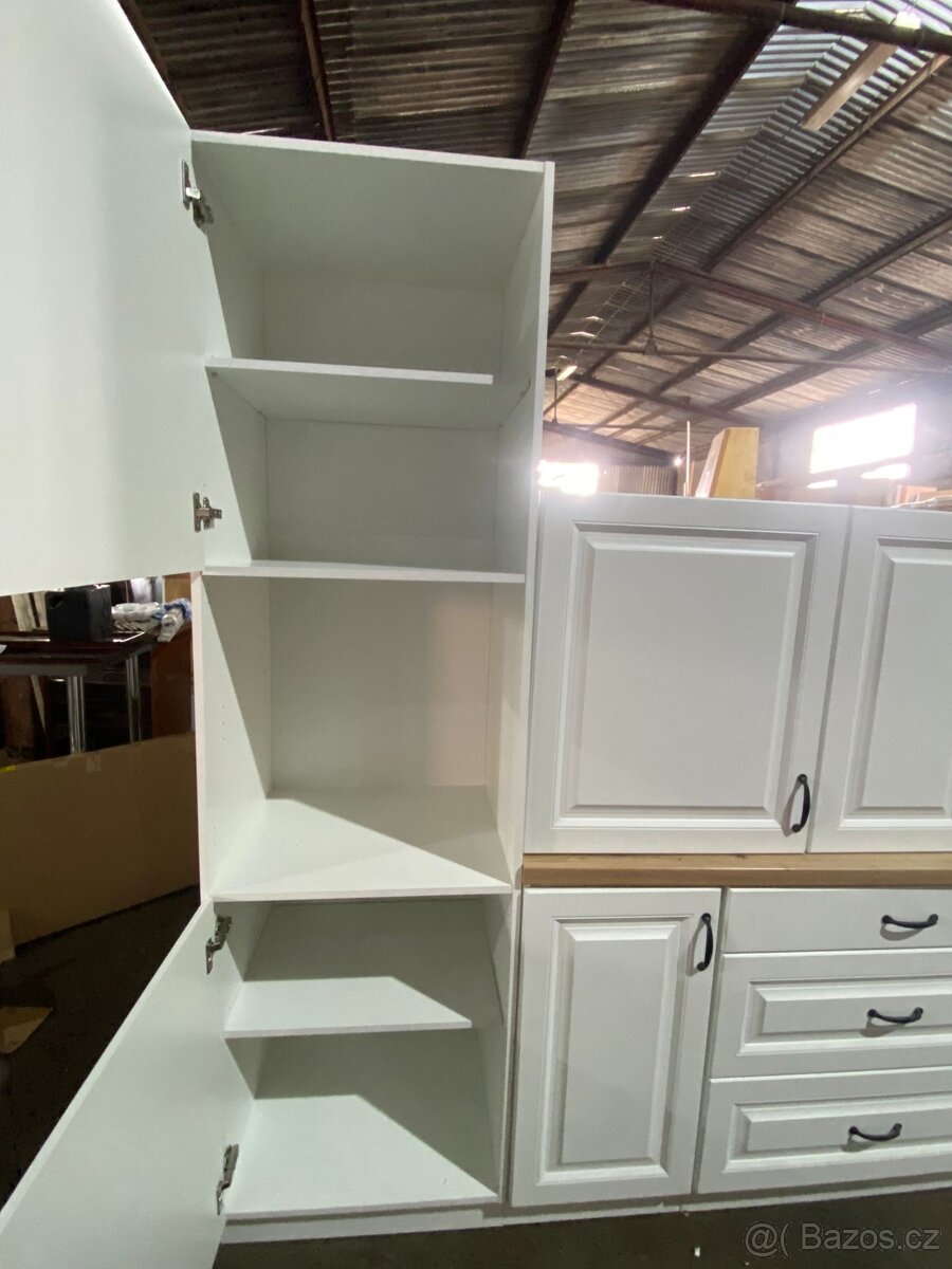 Moderní kuchyňská linka bez spotřebiči - 16