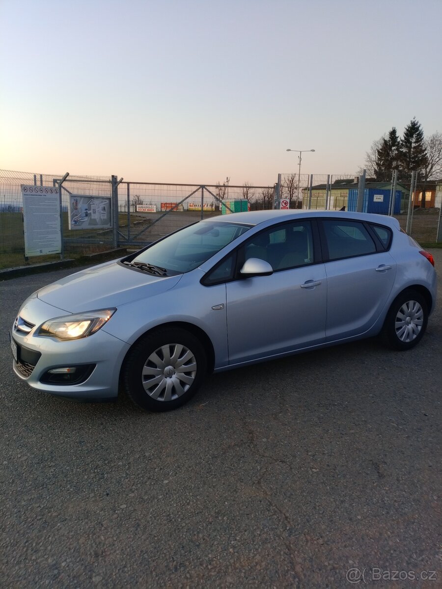 Opel Astra J 1.4i 74kW první majitel najeto pouze 53tis.km - 16
