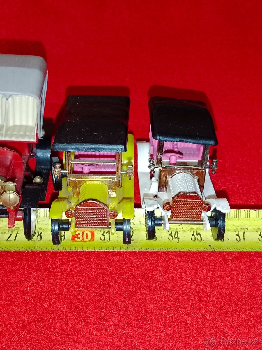 Autíčka veteráni zn. IGRA 11 ks, SMĚR 2 ks atd. 14 ks celkem - 16