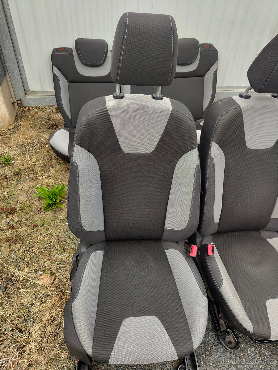 Sedačky, tapeci, koberec... Focus III - 16