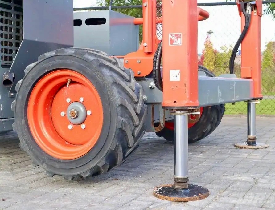 TERÉNNÍ NŮŽKOVÁ PLOŠINA SKYJACK SJ 6832 RT - 16