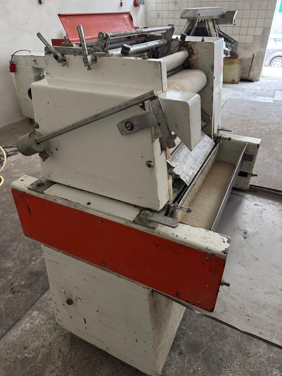 Rohlíkovače na tvarování těst - 16