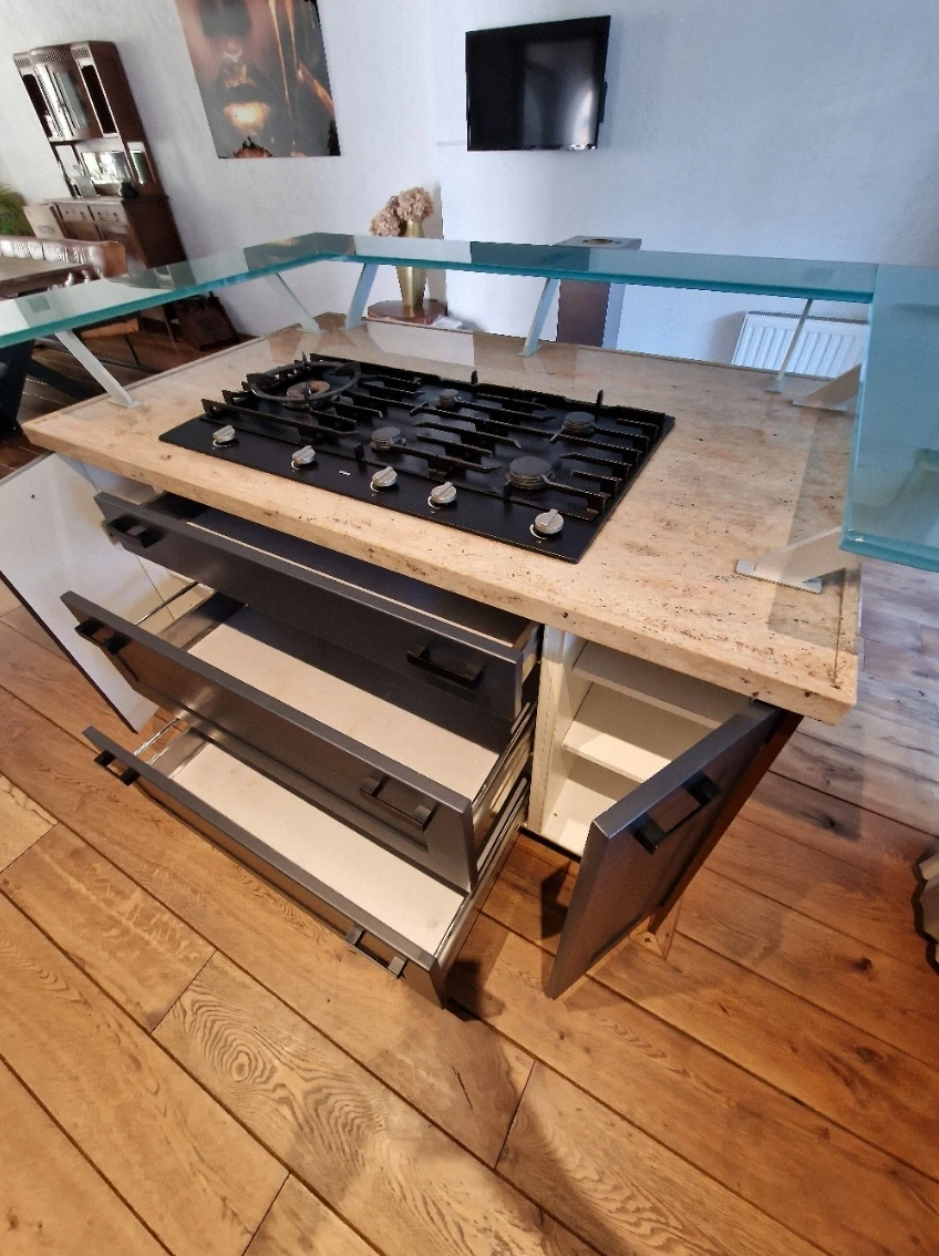 Kuchyně v moderně-venkovském stylu s ostrůvkem - 16