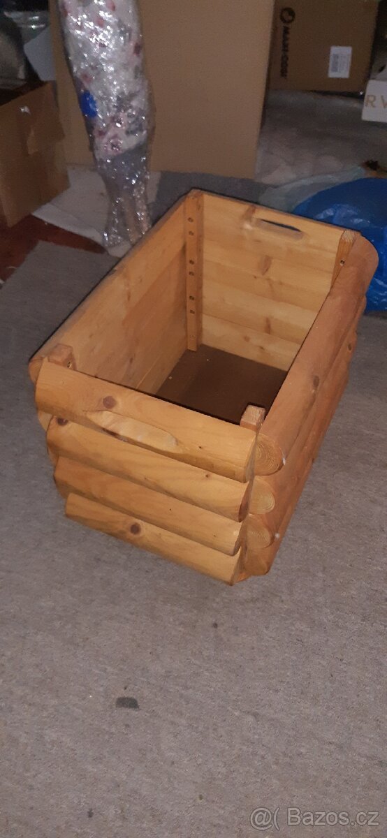 Dřevěné krmítko, ptačí budka, stolička, bedýnka
- 16