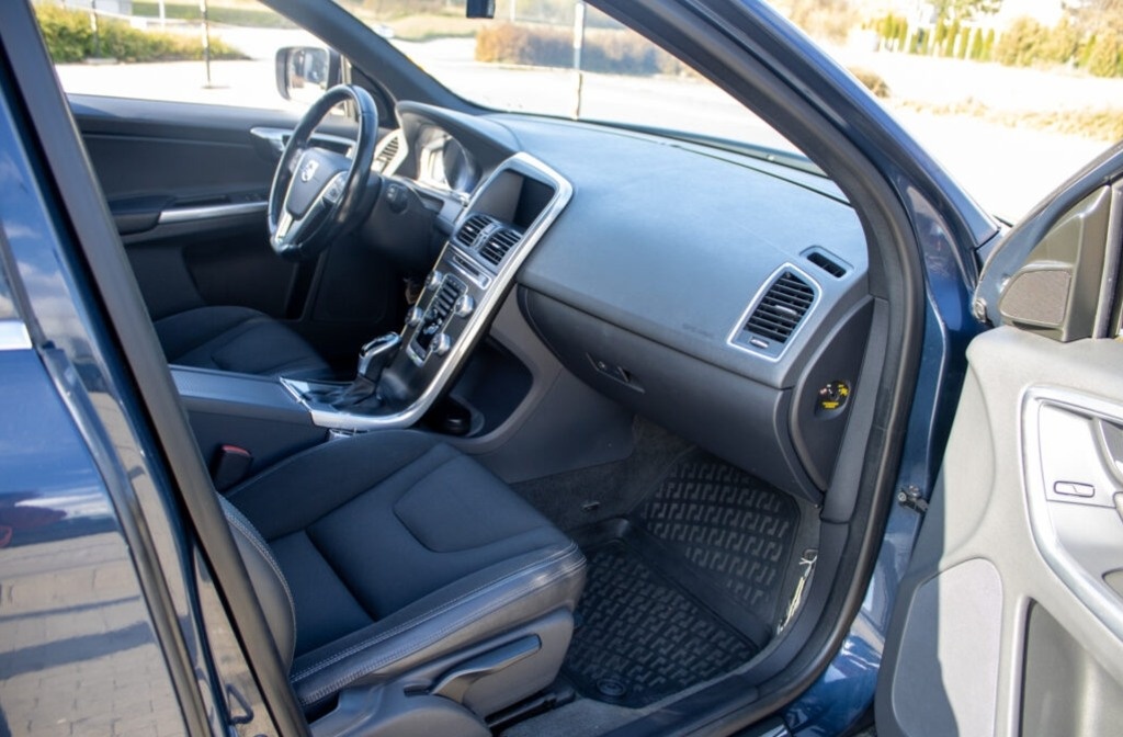 VOLVO XC60 (2015) - 16