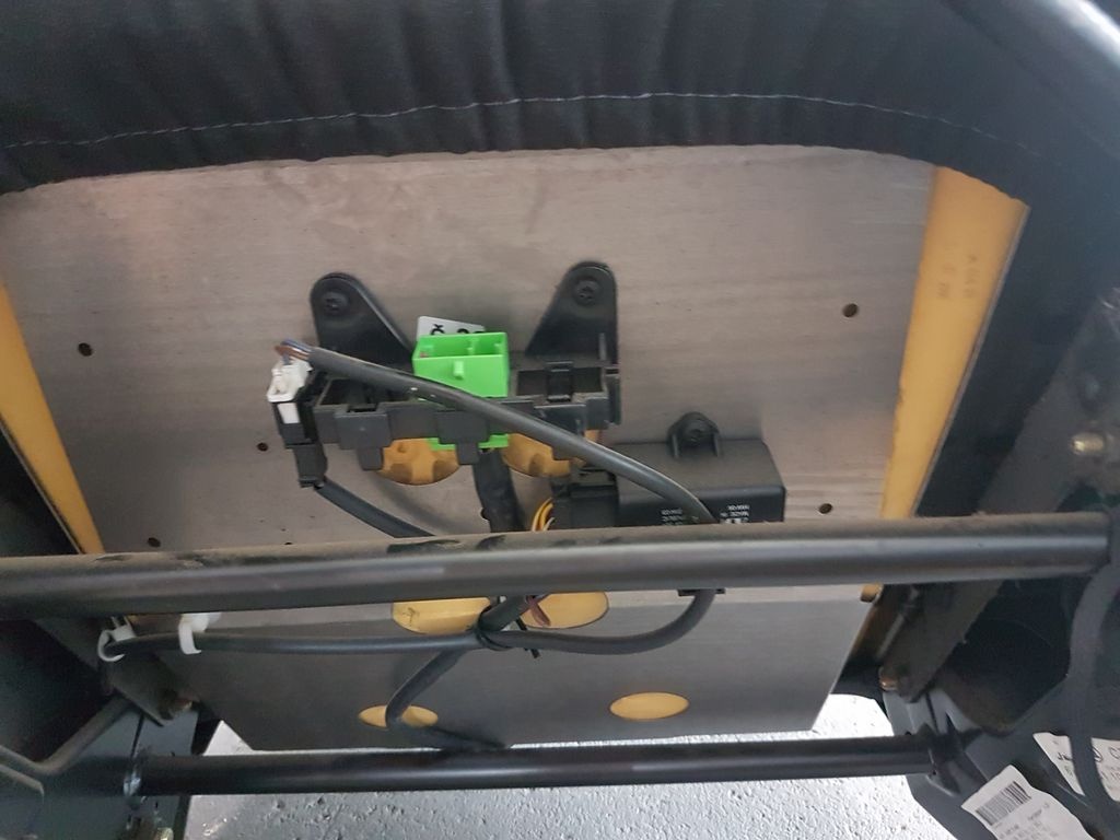 Vyhřívané černé sedačky + kabeláž Škoda Fabia Fl. - 16