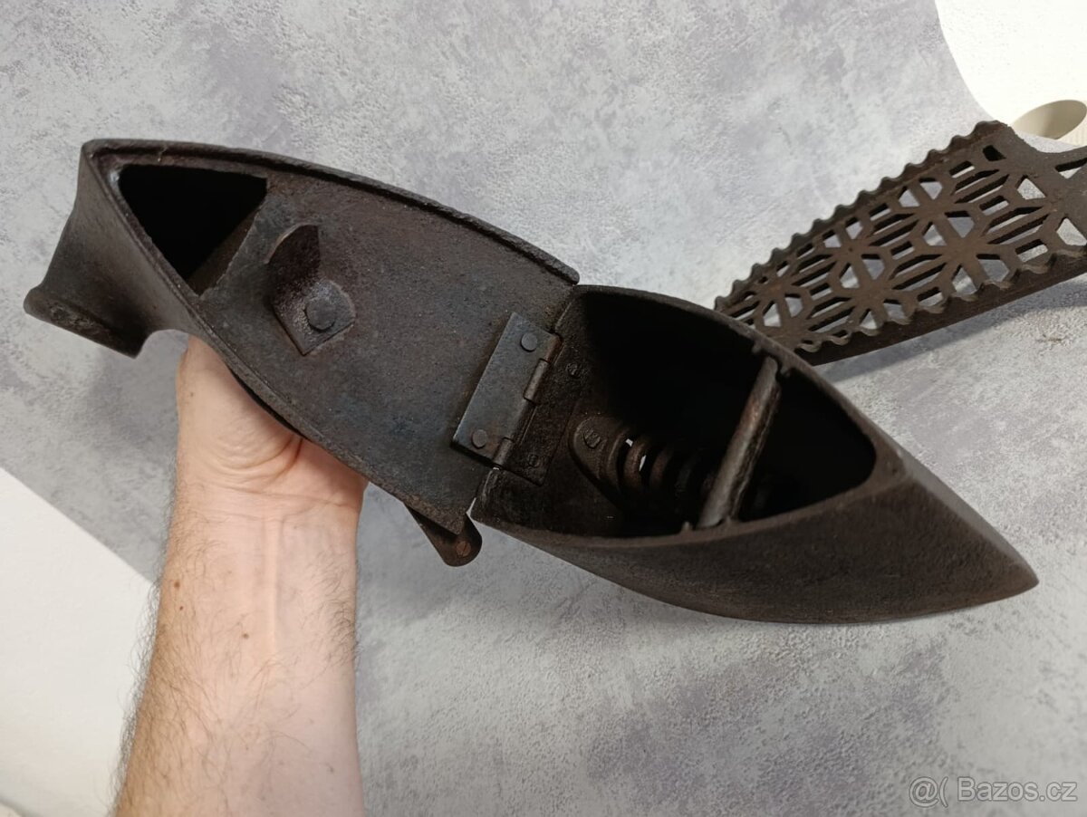 Značená německá velmi stará komínová žehlička (2x svastika) - 16