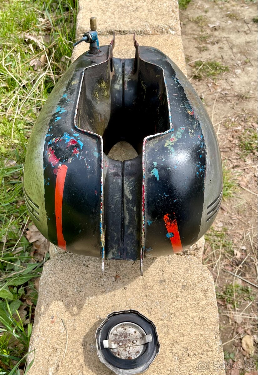 Jawa ČZ 250 350 kývačka - nádrž s víčkem - 16