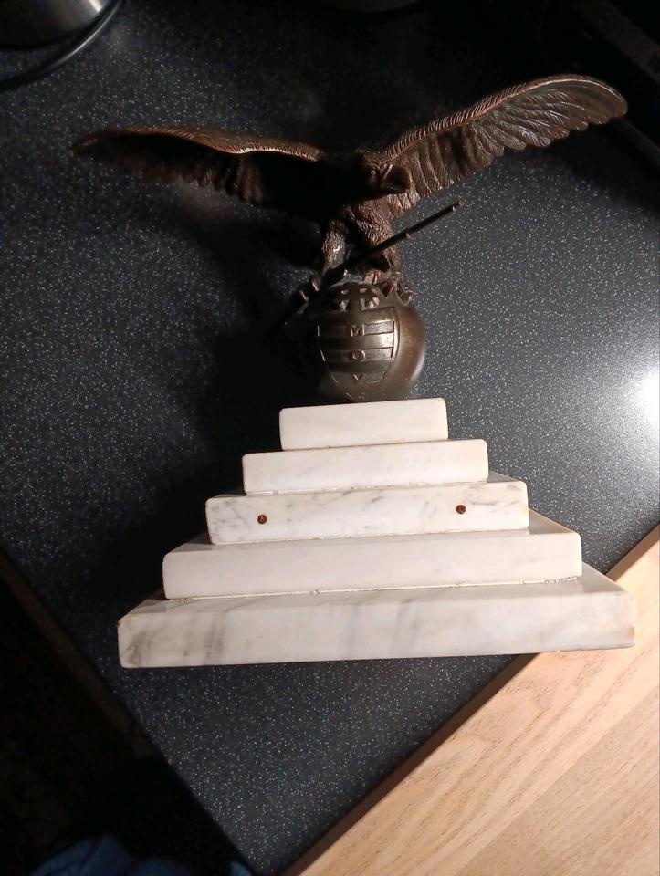 Bronzový orel na mramorovém podstavci – historická dekorace - 16