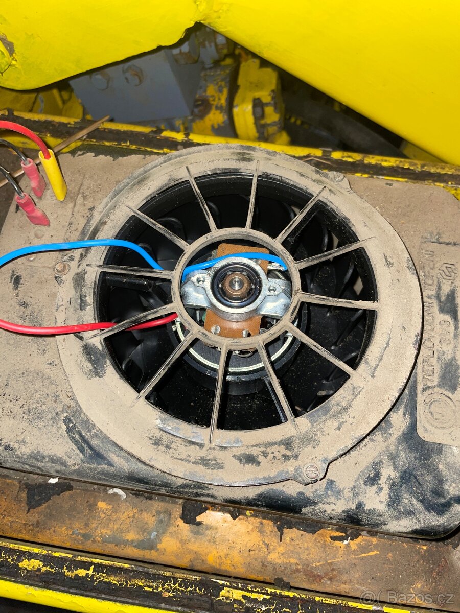 UNC 060 smykový nakladač - 16