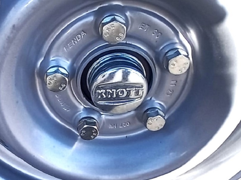 Brzděný přívěsný vozík 1300Kg, 2,65m x 1,30m, svařovaný rám - 16