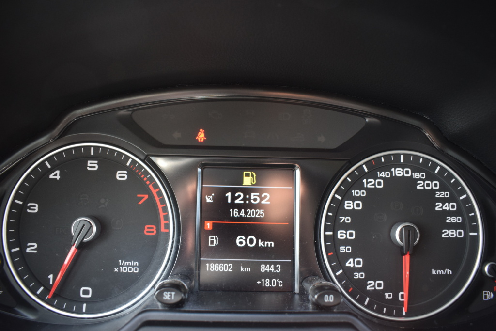 Audi Q5 2.0 TFSI S-Line Quattro MANUÁL TAŽNÉ Bi-Xenony záruk - 16