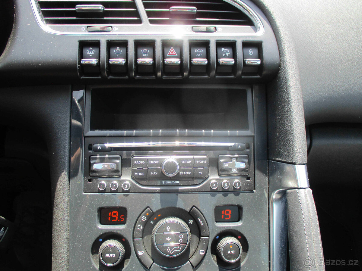 PEUGEOT 3008 Hybrid 4x4 Allure Pano Navi LED 2015 - 16