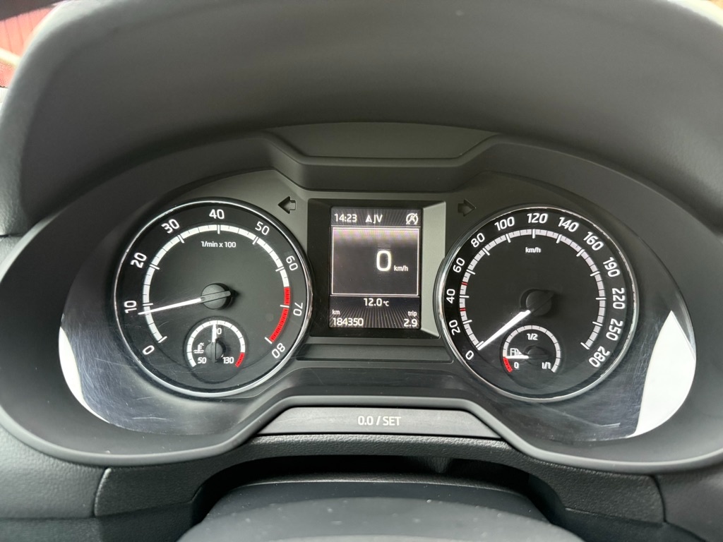 Škoda Octavia, 2.0 TSI 162 KW RS KEY-LESS - 16