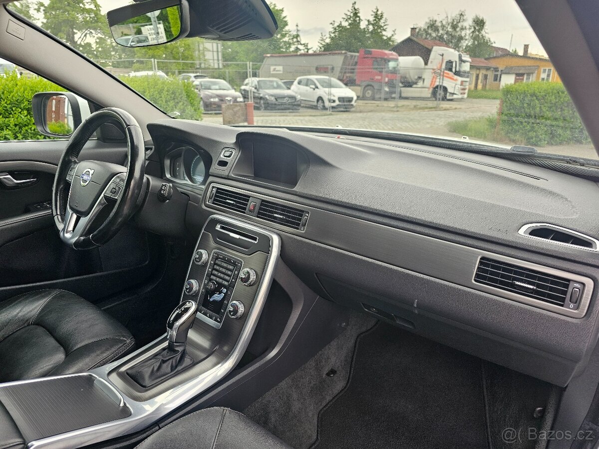 VOLVO XC70 2016 2.0D4 133kW SUMMUM,TEMPOMAT,VÝHŘEVY,SERVISKA - 16