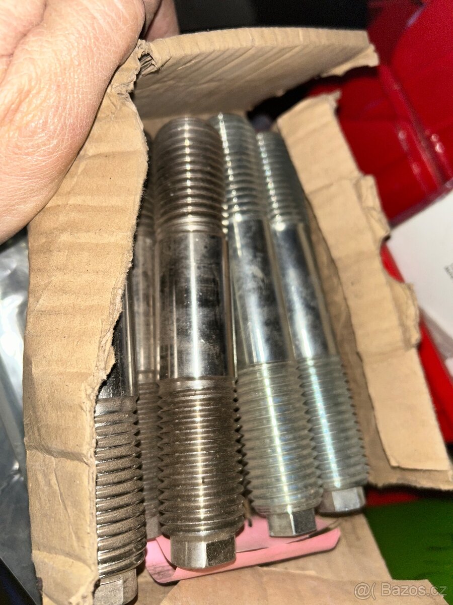 Spojovací materiál Šrouby,matky.. nové m8-m30 - 16