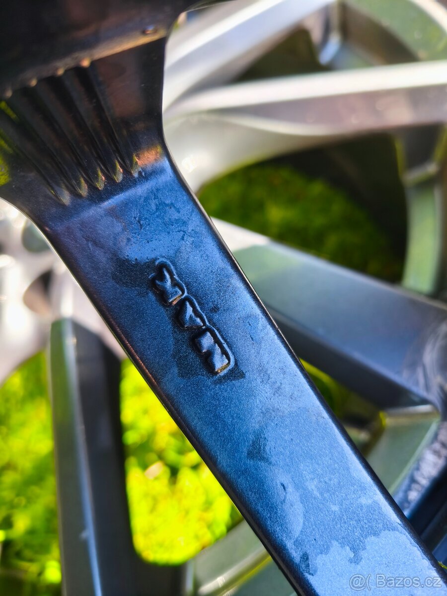 Dvourozměrná zimní sada KIA Stinger r19 5x114,3 9mm - 16