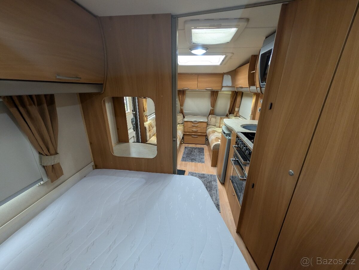 SWIFT CHARISMA 550, VELKÁ KOUPELNA A POSTEL - 16