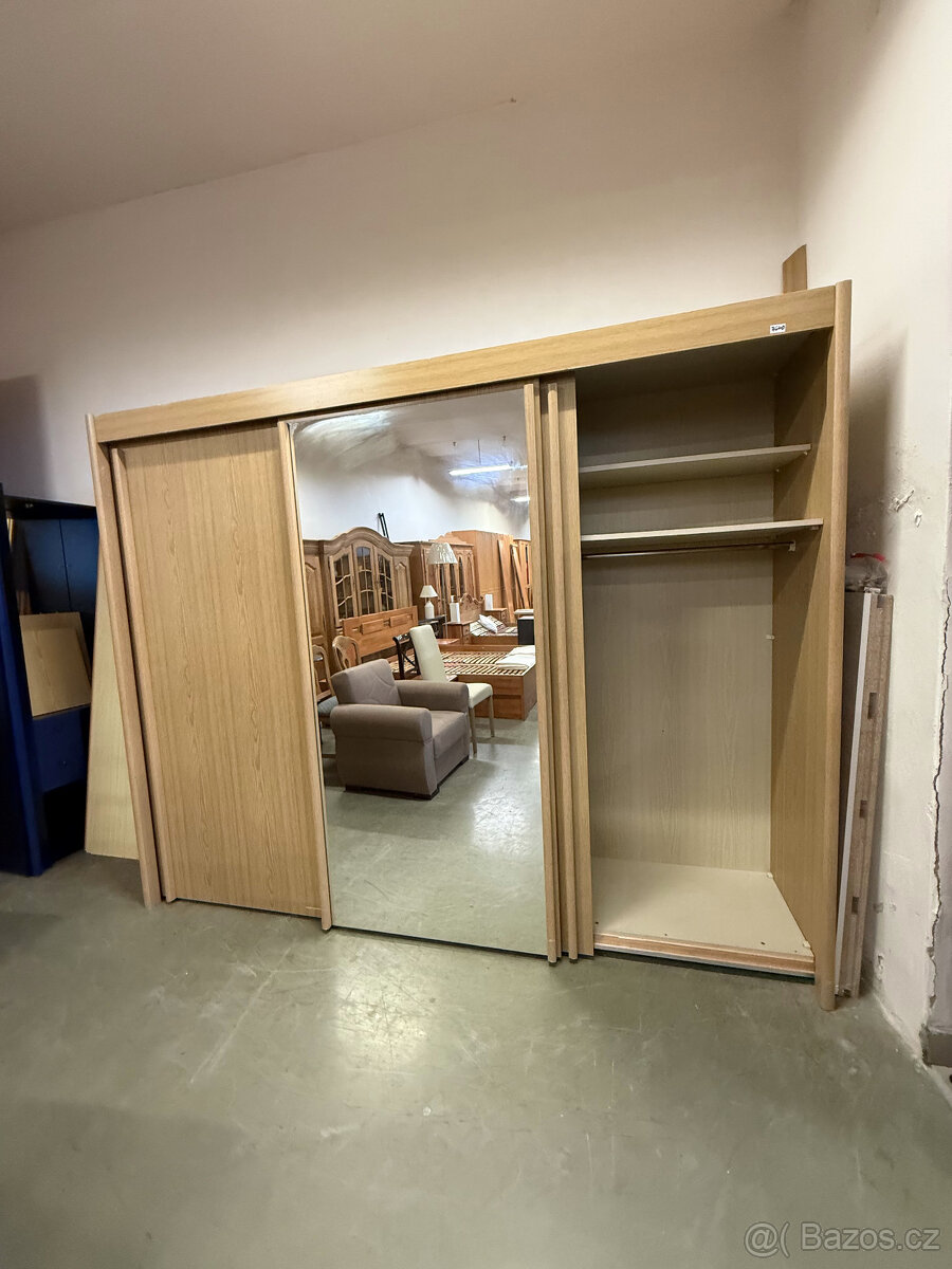 Třídveřová velká šatní skříň s posuvnými dveřmi - 16