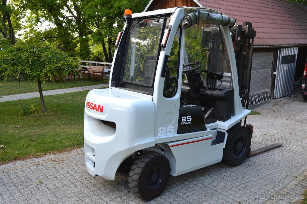 Vysokozdvižný vozík Nissan 25 2018 2,5t Unicarriers Diesel D - 16