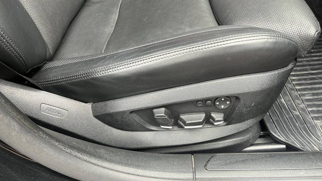 BMW 7 F01 interiér, sedačky s TV - 16