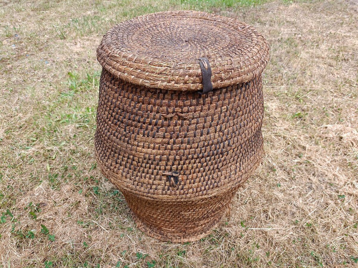 starý polštář nádobí lustr světlo židle hrneček talíř příbor - 16