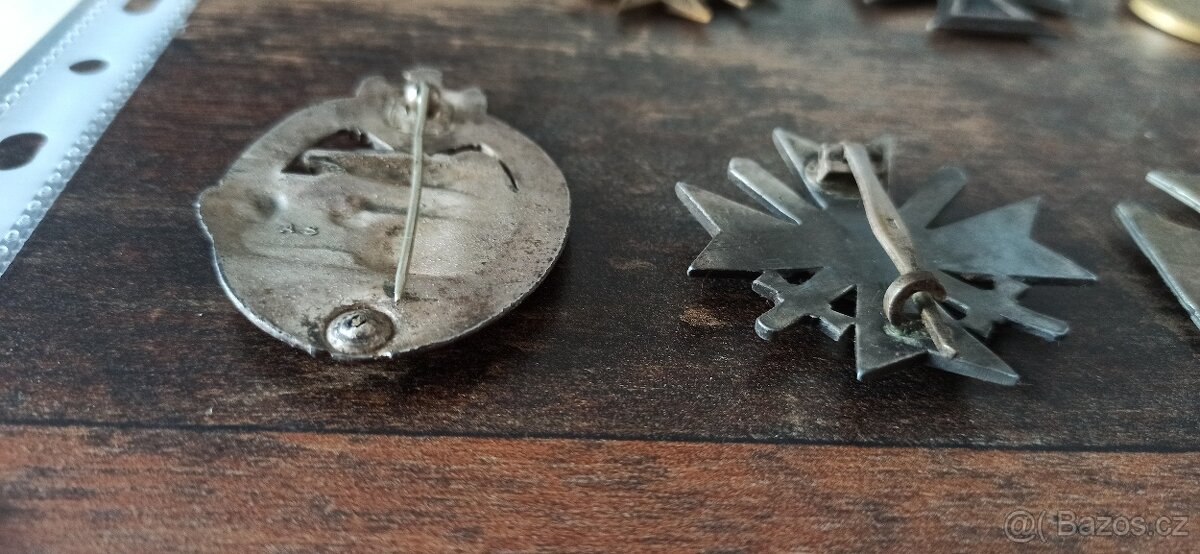 Medaile, vyznamenání, odznaky. - 16