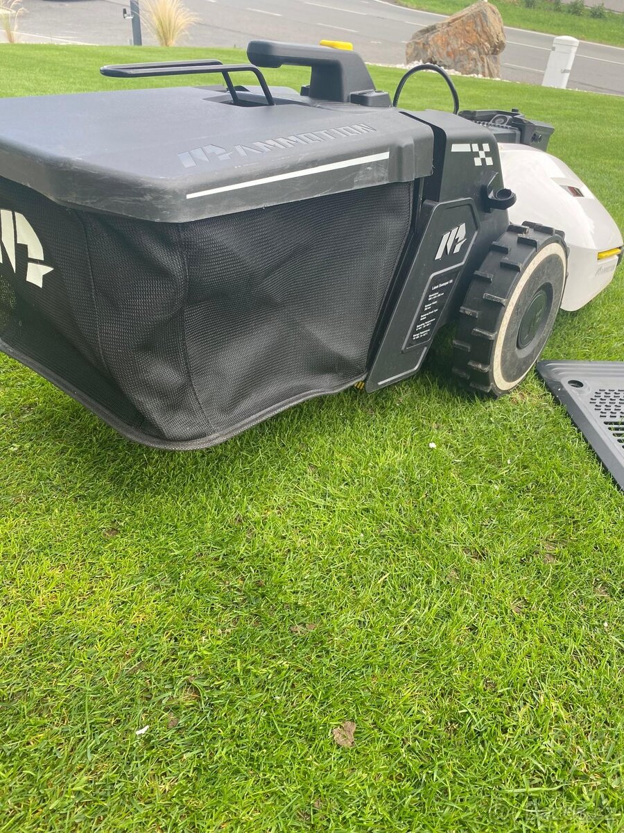 YUKA 2000 s košem (Robotická sekačka s GPS) - 16