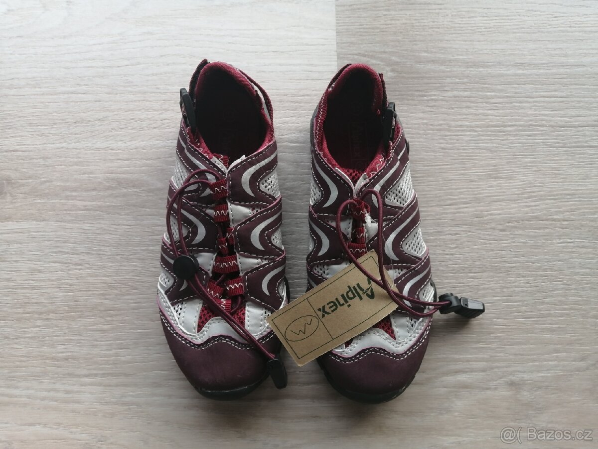 KOPAČKY A SANDÁLY - 16