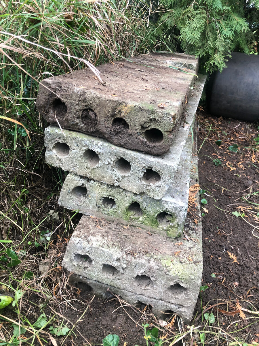 Venkovní plot. Plotové díly.Vjezdová brána. Celkem délka 13m - 16