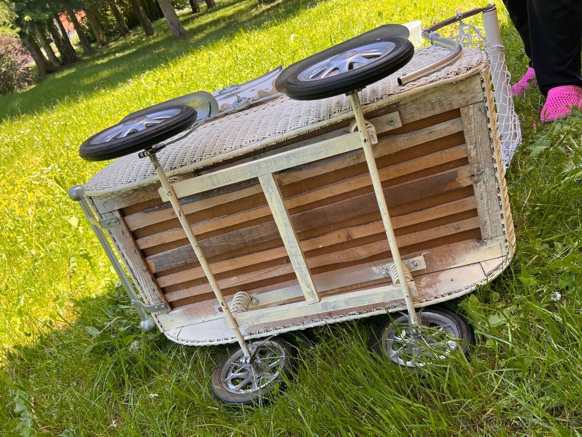Proutěný retro kočárek - 16