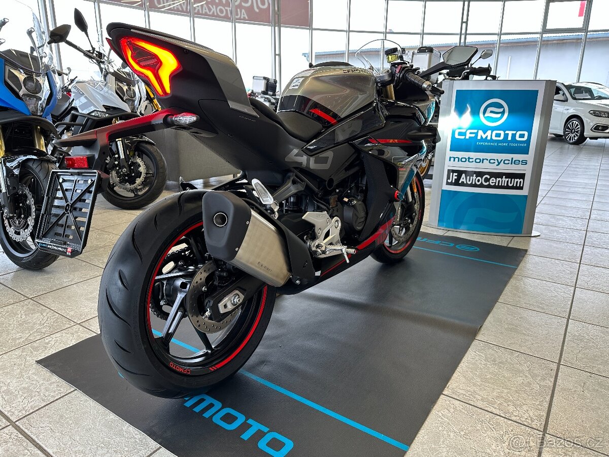 CFMOTO 450SR 25 bílá/černá - obě skladem AKCE helma - 16