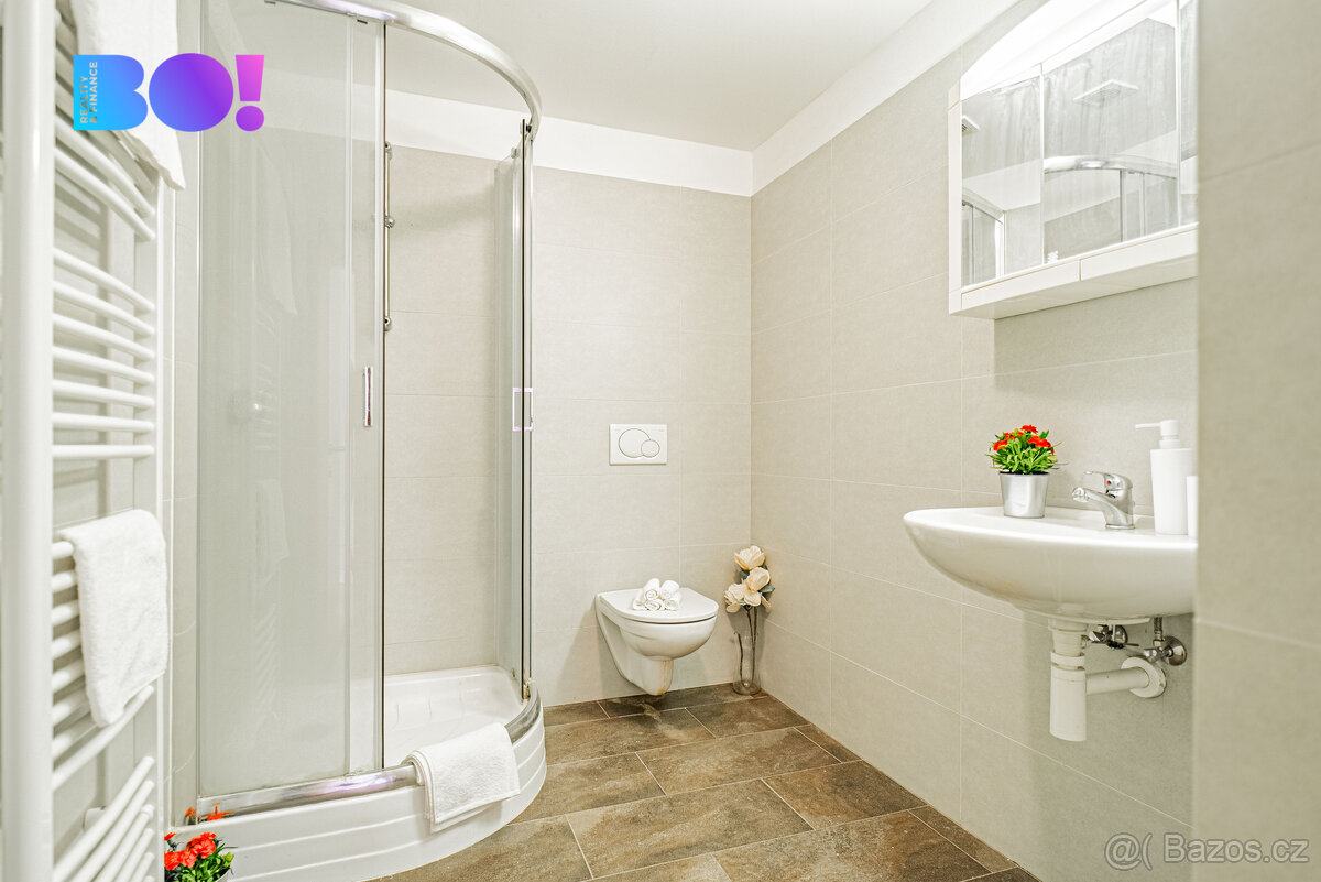 Prodej řadového rodinného domu 5+kk se zahradou a dvougaráží - 16