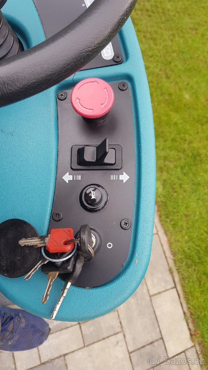 Podlahový mycí stroj Tennant T7+ - 16